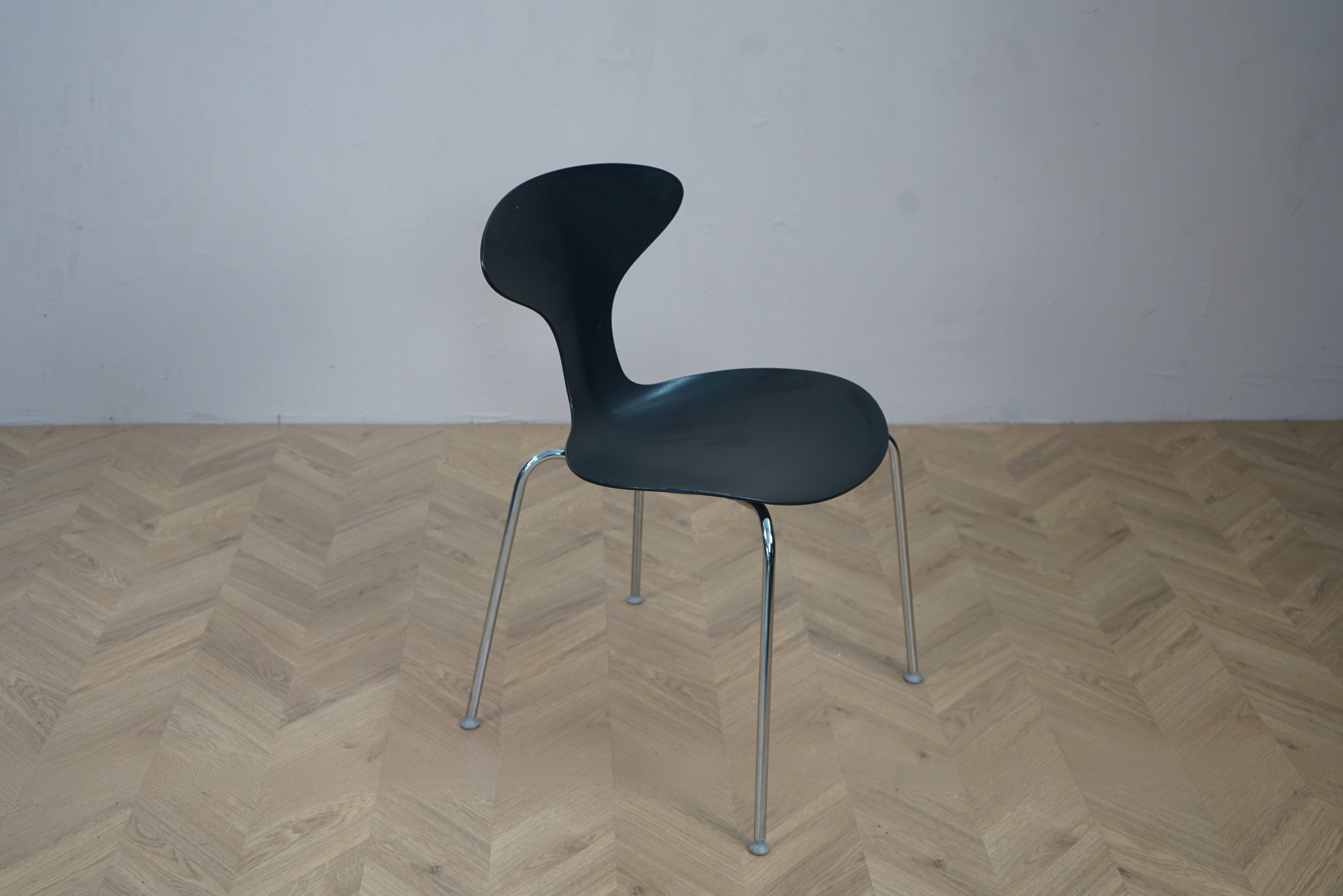 Skrå billede af Danerka sort spisebordsstol med tidløst dansk design